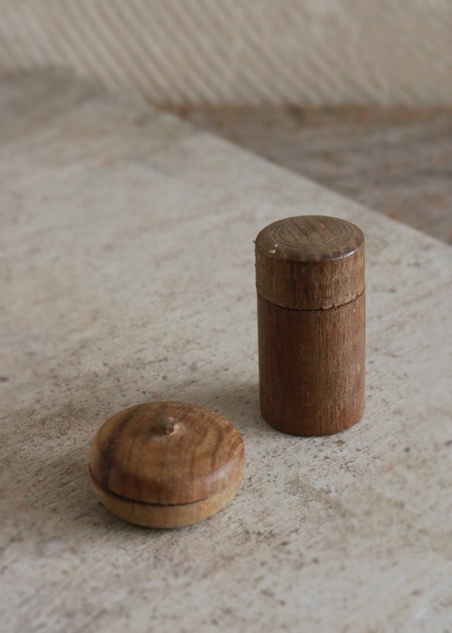 小さな小さな木製の急須セット　茶器セット　縮緬巾着袋付　ミニチュア　おままごと　