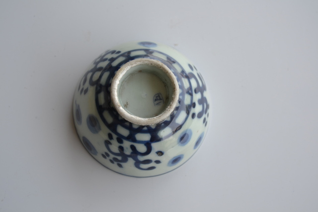 染付手描き波蛍紋煎茶茶碗
