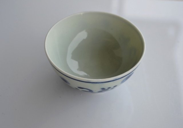 染付手描き波蛍紋煎茶茶碗