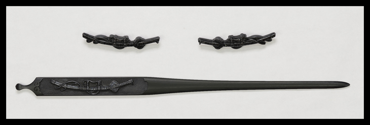 商品番号：VT-014　二所物：太刀図　笄　銘・後藤顕乗（花押）　目貫　割際銘・後藤　顕乗　第四十二回重要刀装具指定書付き