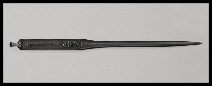 商品番号：VT-018　笄：樋定規に山葵の図　無銘　古美濃　第四十七回重要刀装具指定