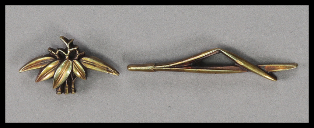 【売約済】商品番号：T-1208　目貫：松竹図　割際端銘　樫野・直信（花押）　越後国柏崎住