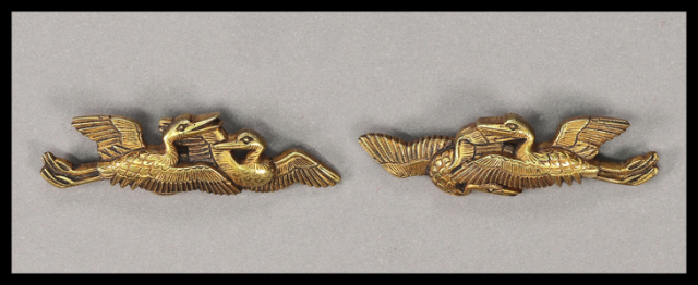 商品番号：T-1210　目貫：二羽鶴図　割際端銘　田中・芳章（花押）　特別保存刀装具鑑定書付き