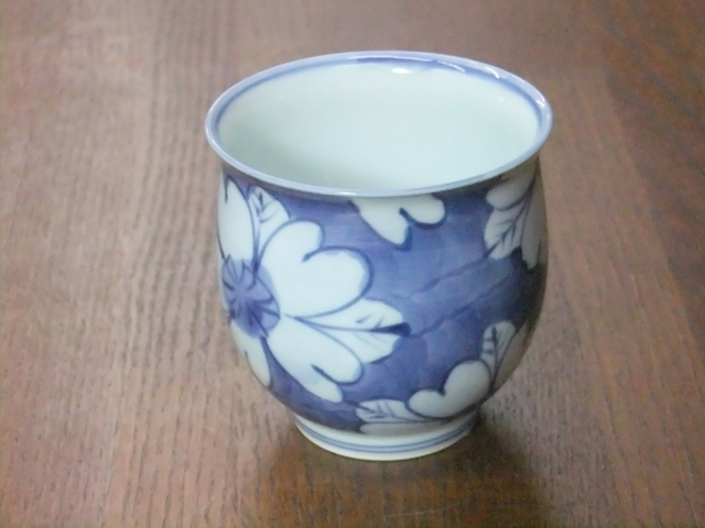 有田焼　青花　花濃　反大湯呑