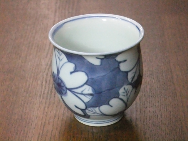有田焼　青花　花濃　反小湯呑
