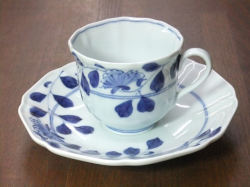 有田焼　青花　牡丹唐草　木甲コーヒー碗皿