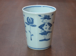 有田焼　青花　花と人形　ミルクカップ（大）