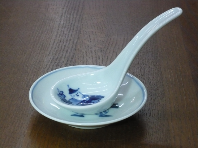 有田焼　青花　オランダ万才　丸レンゲ（台皿付）