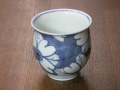 有田焼　青花　花濃　反小湯呑