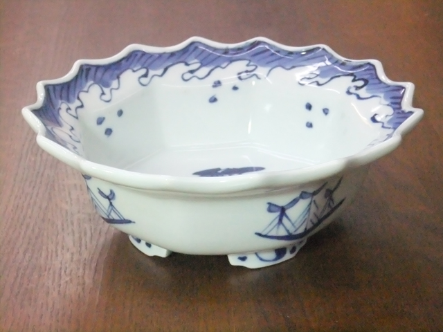 有田焼　青花　ステッキ異人　四ツ足輪花鉢