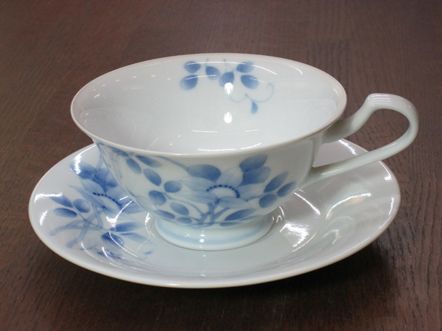 紅茶碗の正面からの画像です
