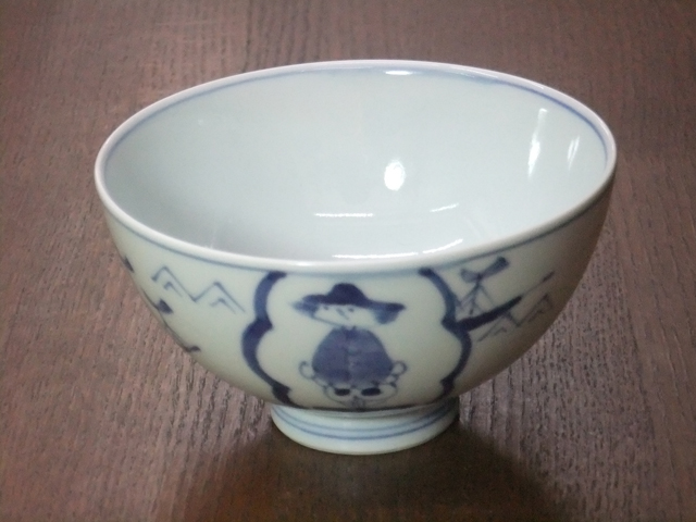 有田焼　青花　割濃マント異人　３．８丸飯碗