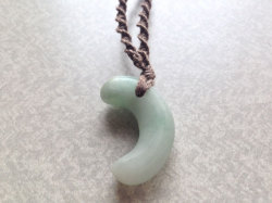 糸魚川産ヒスイ勾玉ペンダント「依遅ヶ尾」反対面