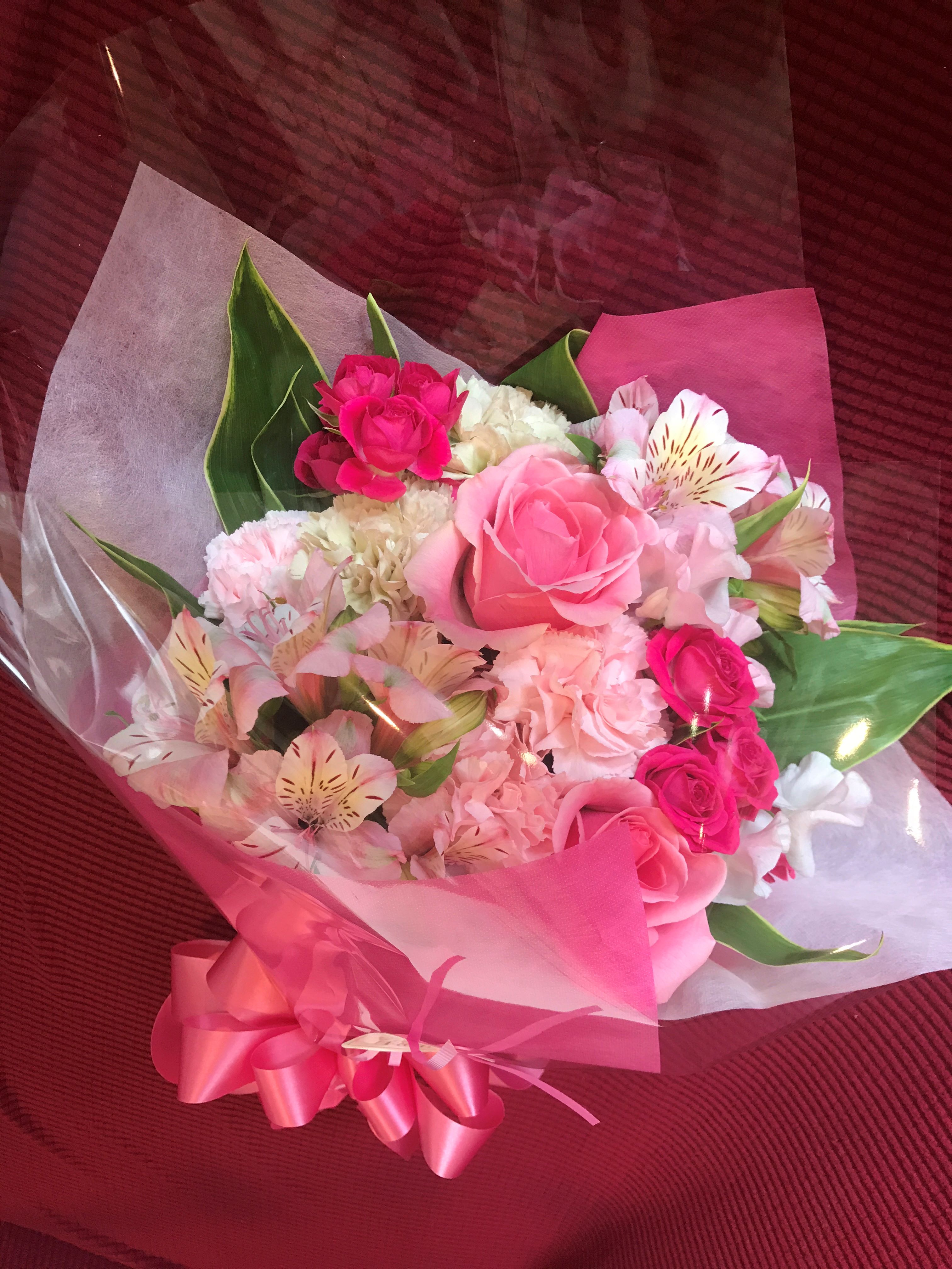 バラとアルストロメリアのピンクブーケ