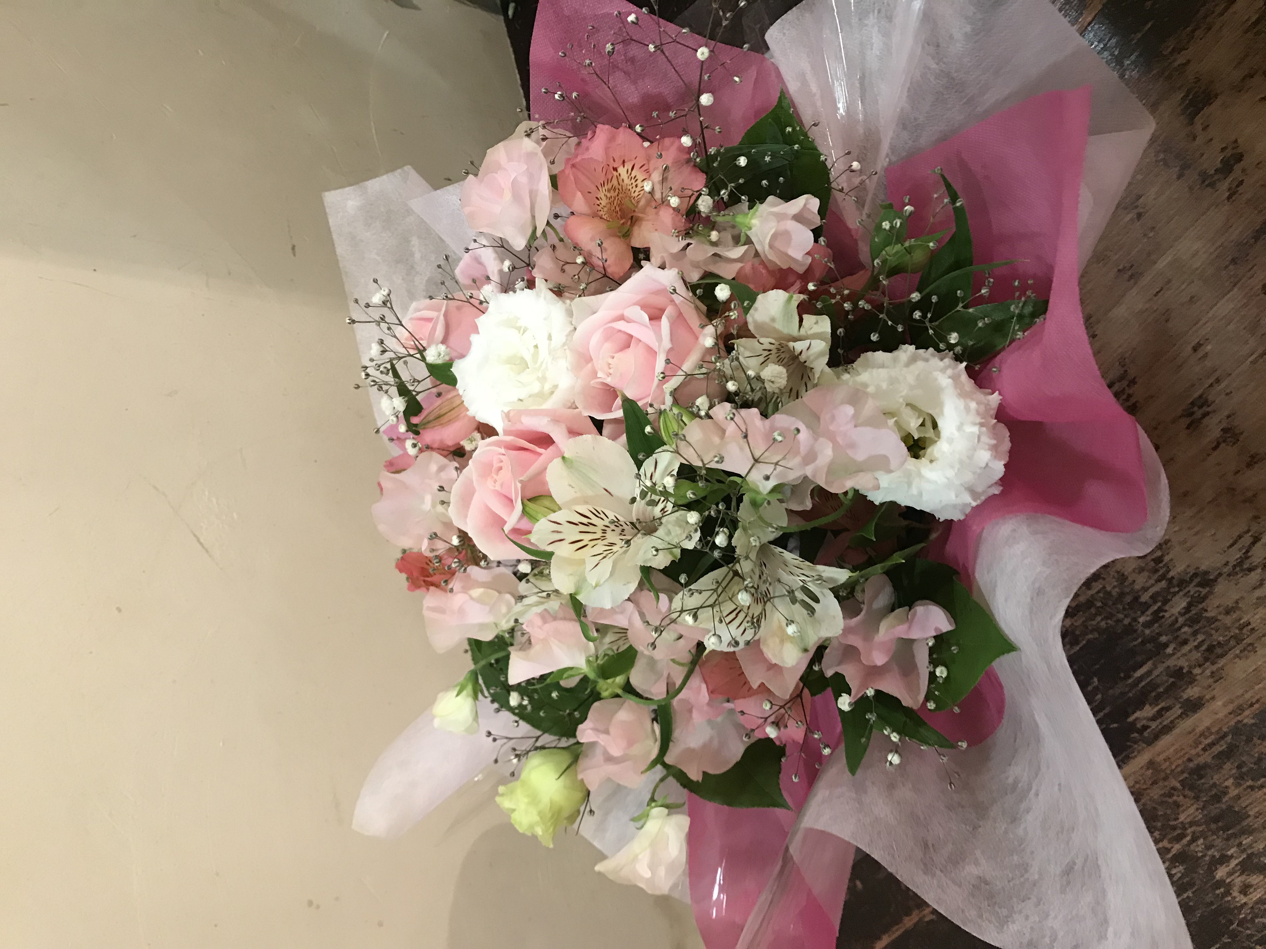 バラとカスミソウのアレンジメント