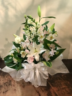 やさしい色のお供えアレンジメント１