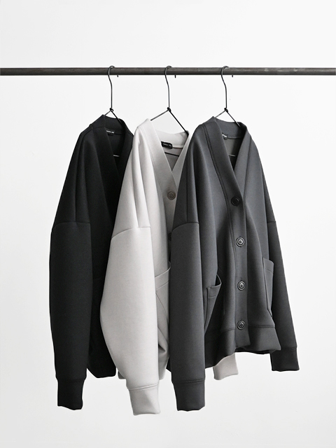 TRAVAIL MANUEL (トラバイユマニュアル)　クッションダンボール・Vネックカーデ