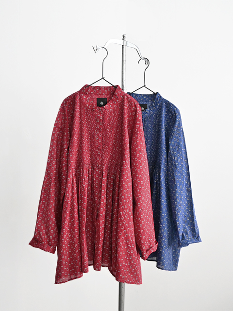 maison de soil (メゾンドソイル)　フラワーモチーフ・ピンタックバンドカラーシャツ