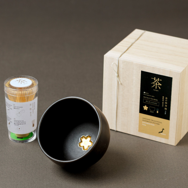 金の抹茶碗 茶筅付（桜黒色）