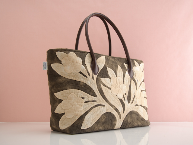 特大レジャーバッグ プルメリア ベージュ オン Eダークブラウン ハワイアンキルトショップ サザンフォレスト