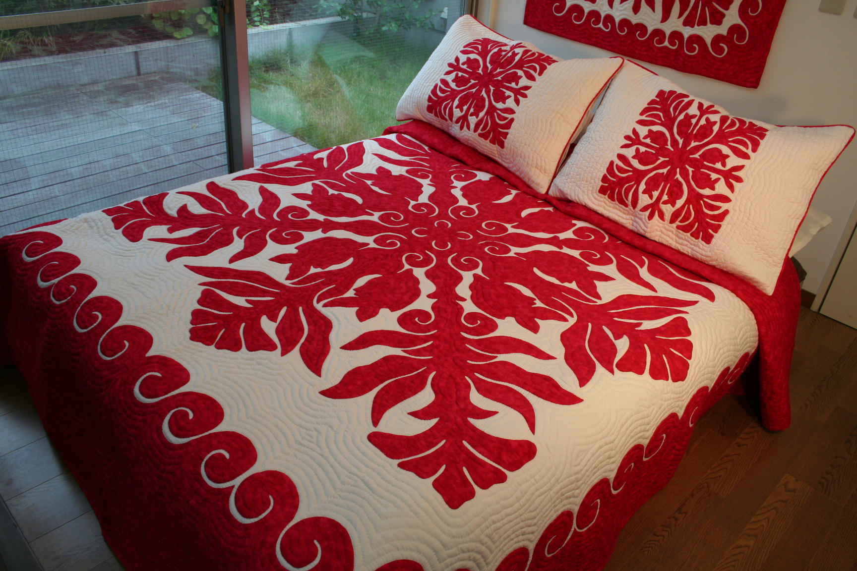 ハワイアンキルト、ベッドカバー、むら染め、フィッシュインコーラル、さんご礁と魚、赤、レッド、接写