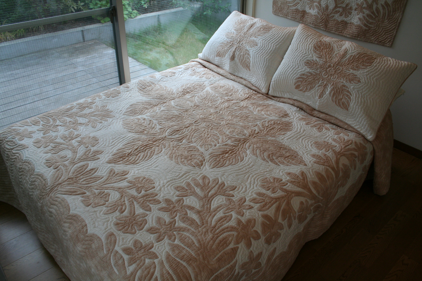 ハワイアンキルト、ベッドカバー、むら染め、シルバーソード、ライトベージュ、接写