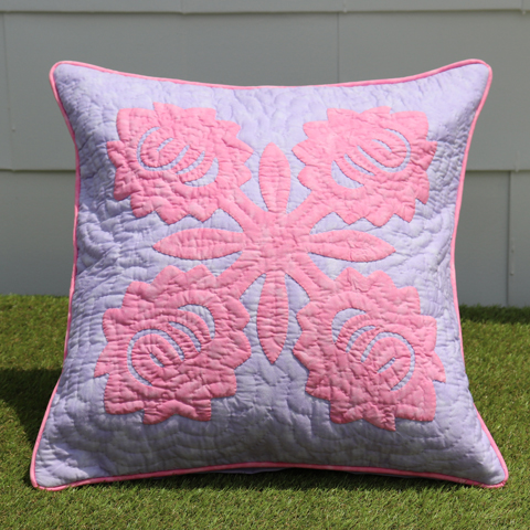 13. ハワイアンキルトクッションカバー　ロケラニ　パステルピンク  オン ライトパープル　