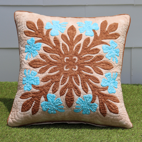 20.　クッションカバー45cm角　ハイビスカス　パステルブルー・ダークブラウン　オン ベージュ　