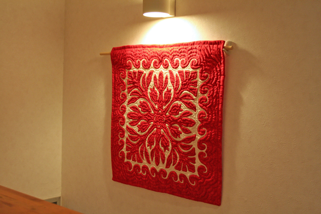 60センチ角、ハワイアンキルト、ムラ染め、タペストリー、手縫い、色合い、フィッシュインコーラル、レッド、ホワイト