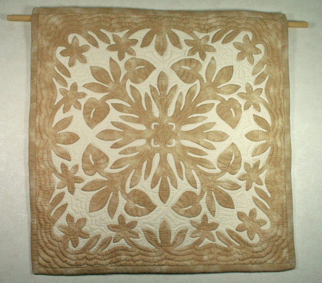 60センチ角、ハワイアンキルト、ムラ染め、タペストリー、手縫い、色合い、アンスリウム、ベージュ、オフホワイト