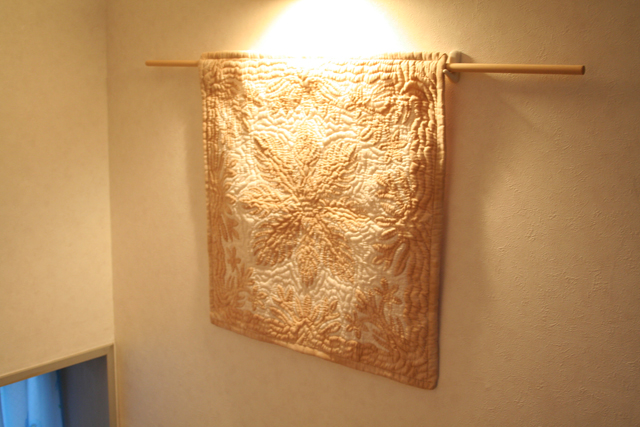 当店でもっとも高級感のある色合いの60センチ角ハワイアンキルトタペストリー　シルバーソード　ベージュ&オフホワイト　(HW60 21)