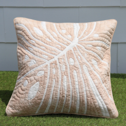 29a. ハワイアンキルトクッションカバー45cm角 　リアルモンステラ　ベージュ　オン　オフホワイト