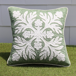 34. ハワイアンキルトクッションカバー45cm　イリマレイ　オフホワイト　オン　モスグリーン
