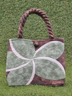 ハワイアンキルトセカンドバッグ　プルメリア