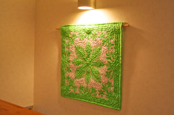 60センチ角、ハワイアンキルト、ムラ染め、タペストリー、手縫い、色合い、シルバーソード、パステルグリーン、ホワイト