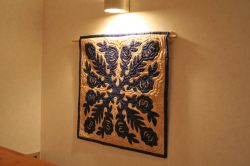 60センチ角、ハワイアンキルト、ムラ染め、タペストリー、手縫い、色合い、ロケラニ、ブルー、ホワイト