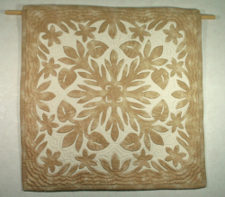 60センチ角、ハワイアンキルト、ムラ染め、タペストリー、手縫い、色合い、アンスリウム、ベージュ、オフホワイト