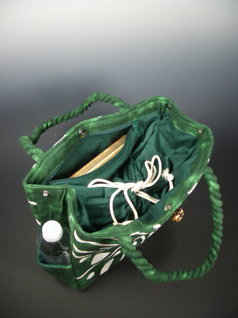 36. リアルモンステラ アイビーグリーン オン オフホワイト ハワイアン