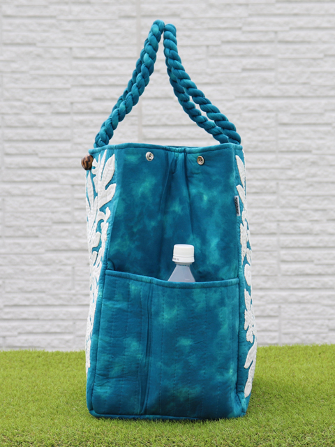 新型特大ハワイアンキルトバッグ ハイビスカス ホワイト オン ダーク