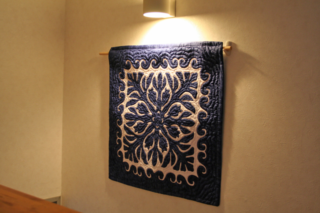 玄関にちょうどいい大きさの60センチ角ハワイアンキルトタペストリー