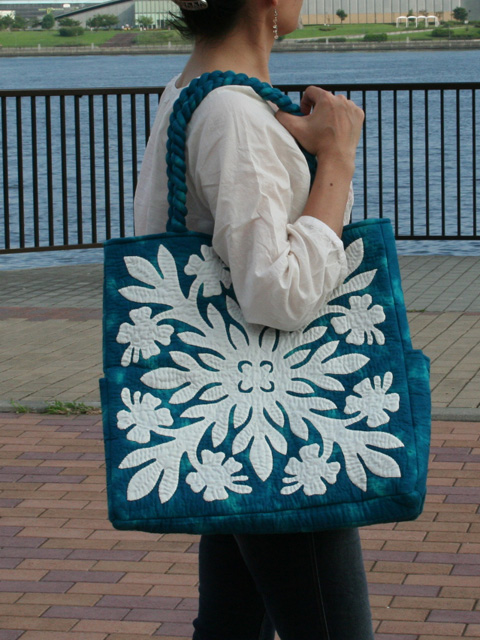 新型特大ハワイアンキルトバッグ ハイビスカス ホワイト オン ダーク