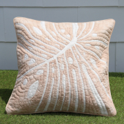 29a. ハワイアンキルトクッションカバー45cm角 　リアルモンステラ　ベージュ　オン　オフホワイト