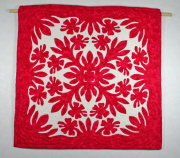 60センチ角、ハワイアンキルト、ムラ染め、タペストリー、手縫い、色合い、ハイビスカス、レッド、ホワイト