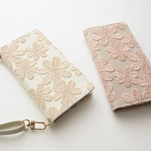 多機種対応 スマホケース 手帳型 【 ラテフラワー 刺繍 】