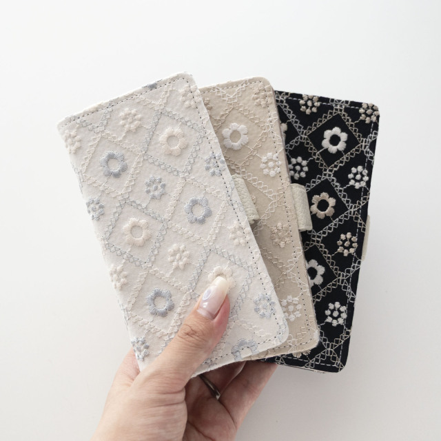 多機種対応 スマホケース 手帳型 【 バイアス フラワー 刺繍 】