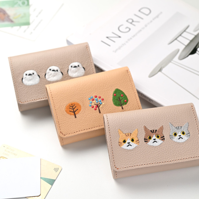 シュリンクレザー刺繍三つ折り財布