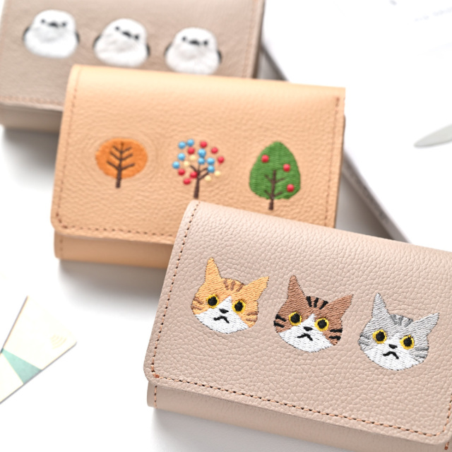 シュリンクレザー刺繍三つ折り財布
