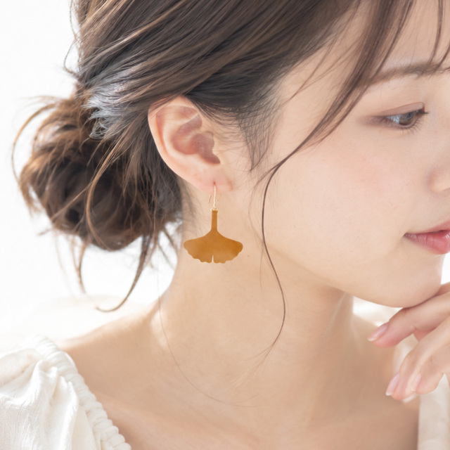 栃木レザー ピアス 【 秋風に舞うイチョウ 】