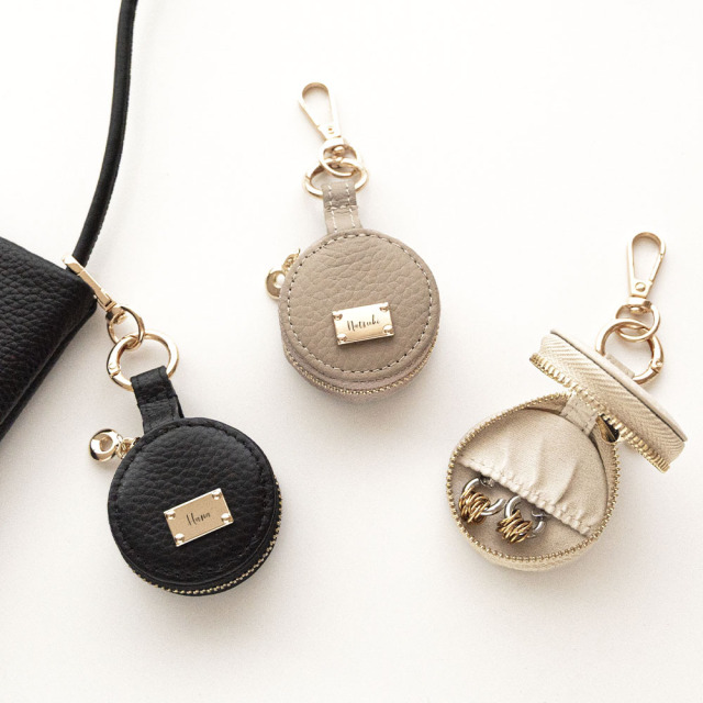 ラウンド ミニ アクセサリーポーチ 【 本革 ニュアンス ネームプレート 名入れ 】
