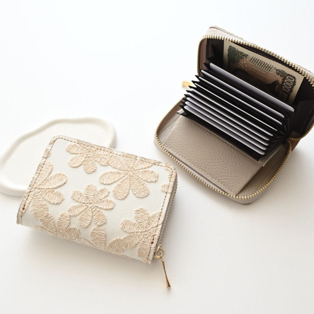 お札が折れない コンパクトウォレット 【 ラテフラワー 刺繍 】